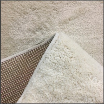 Tapete creme felpudo com verso antiderrapante castanho claro