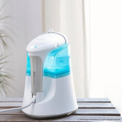 Vaporizador de roupa branco e azul claro EASYUSE em superfície de madeira