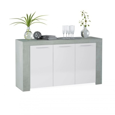 Aparador cinza cimento com portas brancas e decoração de plantas, copos, livros e bola decorativa