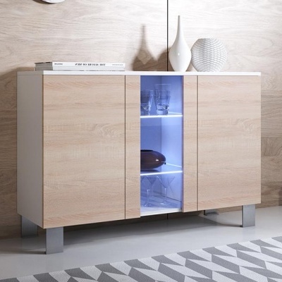Móvel de madeira clara com portas e iluminação azul interior
