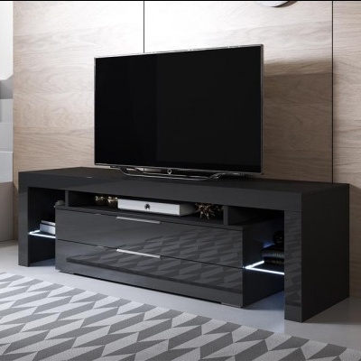 Móvel para televisão preto brilhante com prateleiras e iluminação LED, TV e parede clara