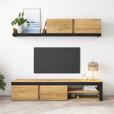 Conjunto de móveis de sala de estar em madeira clara e preto, com estante suspensa e móvel para televisão