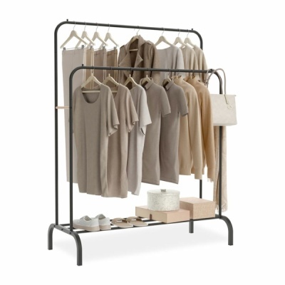 Cabide de roupa preto com roupas bege e castanho claro, mala e calçado branco