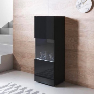 Vitrine alta preta com vidro exibindo copos em ambiente moderno