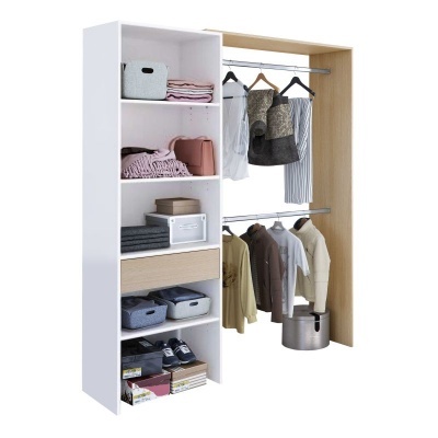 Módulo de armário em madeira branca e clara com roupas, caixas e sapatos organizados