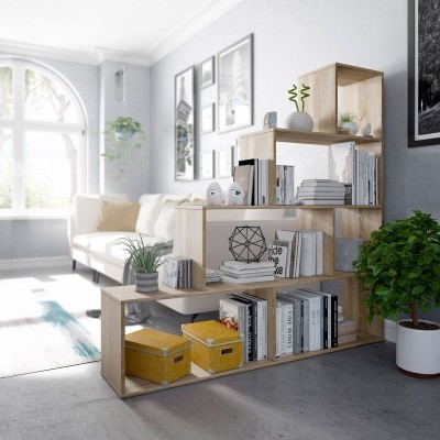 Estante modular de madeira clara com livros e decoração numa sala moderna