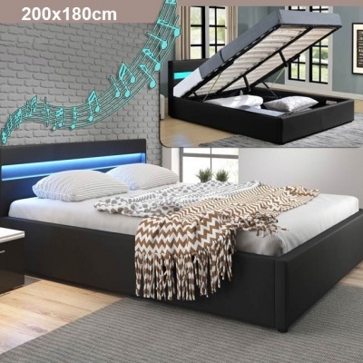 Cama dupla preta com estrado elevatório e roupa de cama branca e castanha em quarto moderno