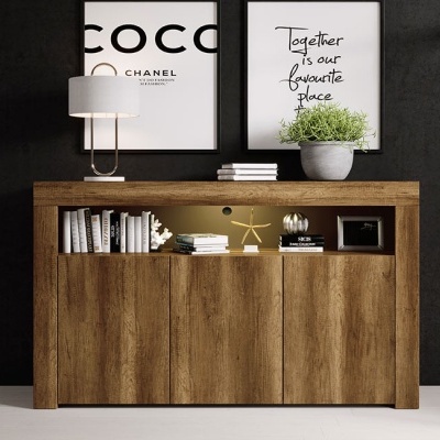 Aparador em madeira rústica com decoração e quadros na parede preta