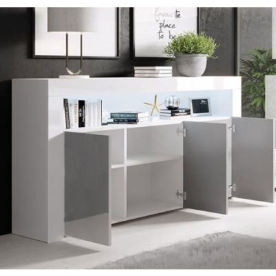 Aparador branco com portas abertas e iluminação LED numa sala moderna