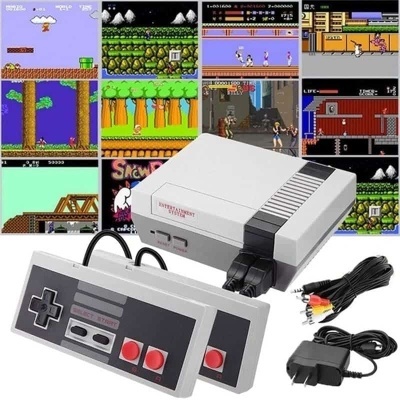 Console retro de videojogos com comandos e cabos, com jogos clássicos mostrados ao fundo