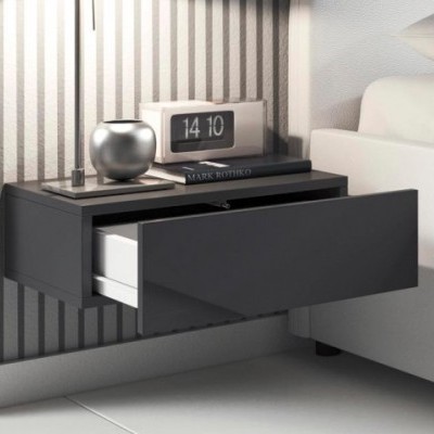 Mesa de cabeceira suspensa cinza com gaveta aberta, abajur prateado, relógio digital 14:10 e livros, junto a cama e parede riscada