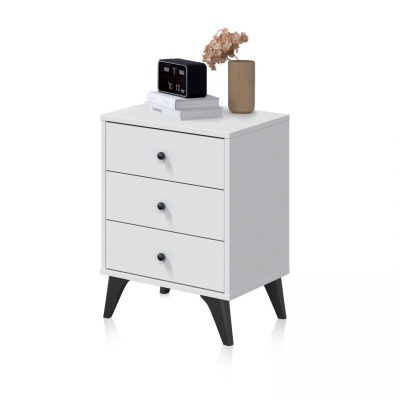 Móvel branco de três gavetas com pés pretos, relógio digital e vaso decorativo no topo