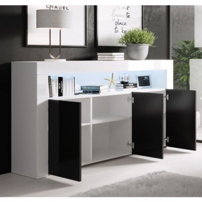 Móvel branco e preto com portas abertas e objetos decorativos