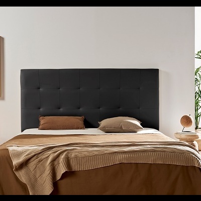 Cama com cabeceira preta, roupa de cama castanha, duas mesas de cabeceira com abajures e decoração minimalista