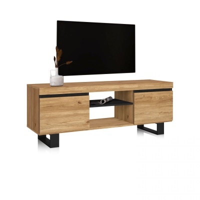 Móvel de televisão em madeira clara com prateleira preta e suporte metálico preto, televisão e vaso decorativo