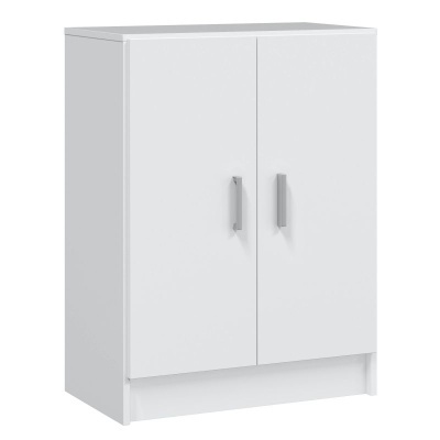 Armário branco de madeira com duas portas e puxadores metálicos