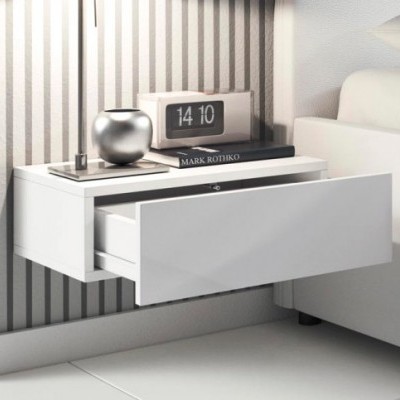 Mesa de cabeceira branca suspensa com gaveta aberta e decoração sobre ela