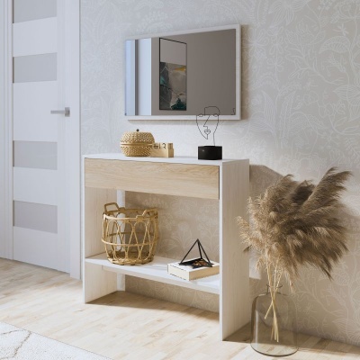 Aparador de madeira clara com cesto de vime, vaso de cerâmica e escultura metálica, com papel de parede floral e vaso com folhagem seca