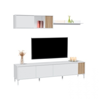 Conjunto de móvel de TV e prateleiras com acabamento branco e detalhes em madeira clara