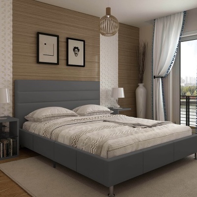 Quarto com cama cinzenta estofada e cortinas brancas