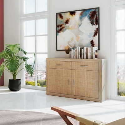 Aparador em madeira clara com textura rattan, planta, quadro abstrato e livros numa sala luminosa
