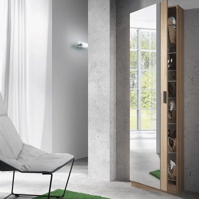 Armário espelhado estreito em madeira clara junto à parede cinza em sala moderna com poltrona branca e tapete verde