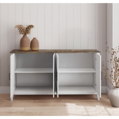 Aparador branco com tampo em madeira castanha, portas abertas e decoração com jarras castanhas e flores secas.