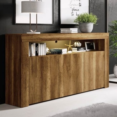 Aparador de madeira castanho com portas, livros, decoração, planta e lâmpada