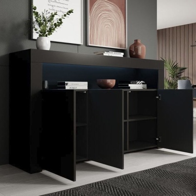 Móvel de arrumação preto com portas abertas e decoração em ambiente interior moderno