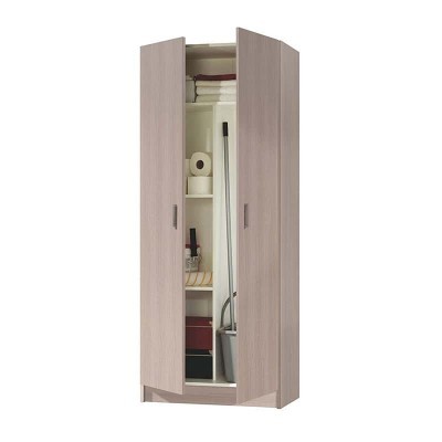 Armário de madeira clara com portas abertas mostrando prateleiras com objetos de limpeza e armazenamento