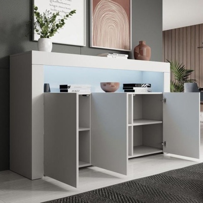 Móvel branco com portas abertas, prateleiras e iluminação azul numa sala moderna