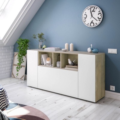 Aparador em madeira clara com portas brancas e nichos decorativos em parede azul com relógio redondo