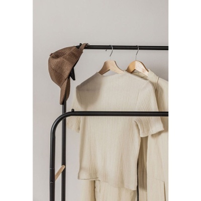 Suporte com t-shirt branca canelada, camisa branca e chapéu castanho