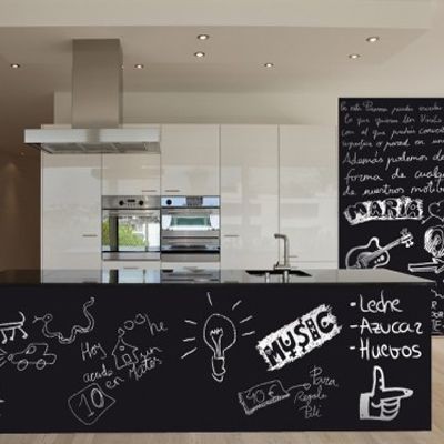 Cozinha moderna com bancada preta ilustrada com desenhos e palavras em giz branco