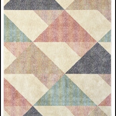 Tapete retangular com padrão geométrico de triângulos em várias cores