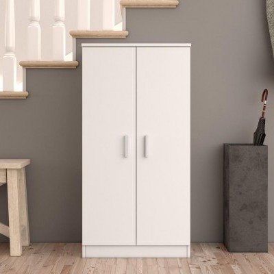 Armário branco de madeira com duas portas entre banco de madeira e suporte de guarda-chuvas em parede cinzenta