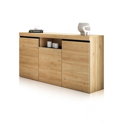 Aparador em madeira clara com decoração simples