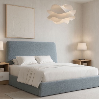 Quarto com cama azul e mesas de cabeceira com lâmpadas e quadro abstrato