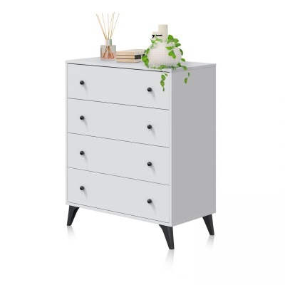 Cómoda branca com quatro gavetas e puxadores pretos, decorada no topo