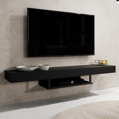 Móvel suspenso preto moderno para televisão numa sala com parede cinza clara.