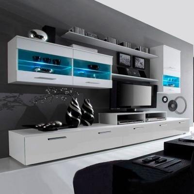 Móvel de sala branco com vidro azul, televisão e decoração moderna