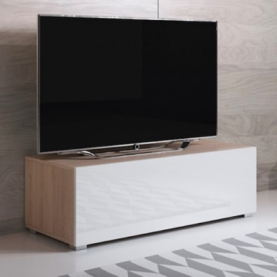 Televisão de ecrã plano sobre móvel baixo em madeira clara com frente branca brilhante