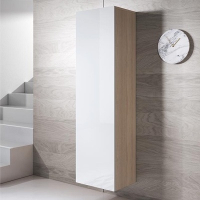 Móvel de parede alto branco e madeira clara com relógio de parede mármore ao lado