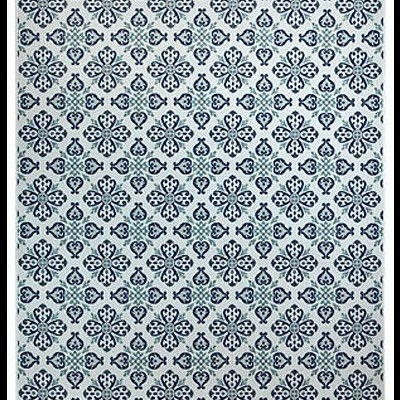 Tapete azul e branco com padrão floral repetitivo