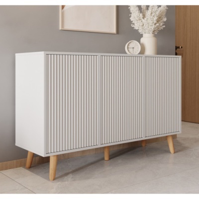 Aparador branco com portas texturizadas e pernas em madeira clara