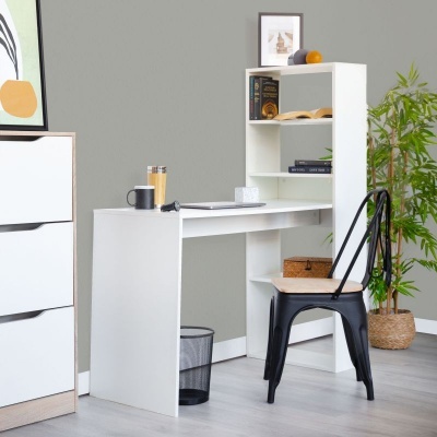 Secretária branca com prateleiras, cadeira preta, planta e objetos decorativos