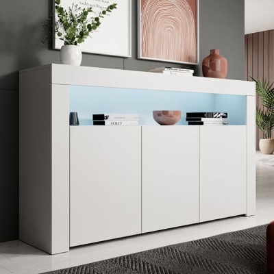 Móvel branco com luz azul interior e decoração em sala moderna