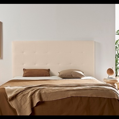 Quarto moderno com cama de cabeceira estofada bege e roupa de cama castanha