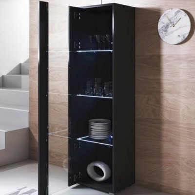 Armário alto preto com prateleiras de vidro e objetos de cozinha, ao lado de parede com relógio de mármore