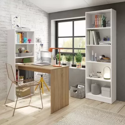 Home office com secretária de madeira, estantes brancas, cadeira metálica e objetos variados